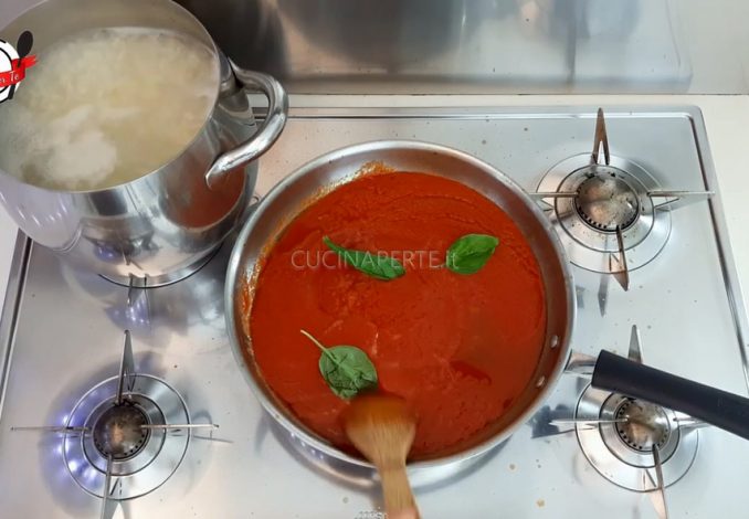 Salsa di pomodoro e basilico